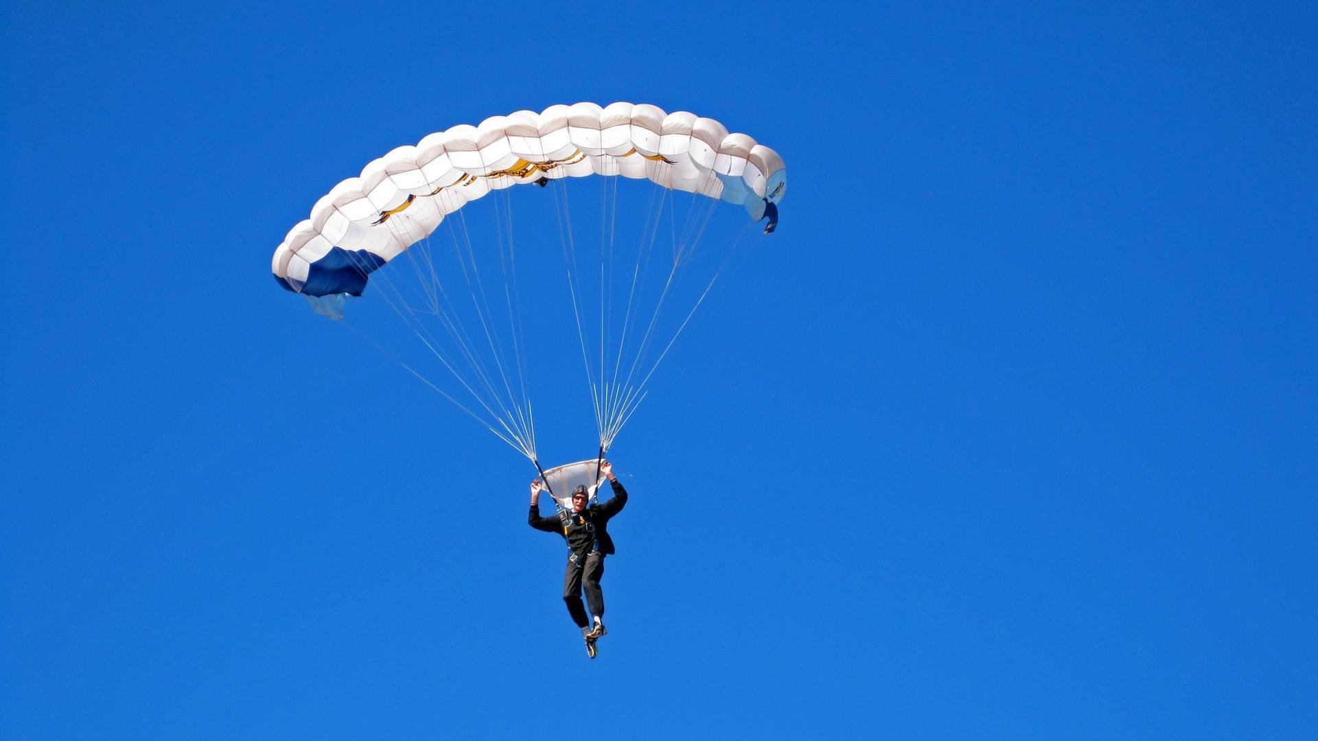 冠军赛赛场燃情时刻剪影引发社交平台热议,冠军时刻百度百科